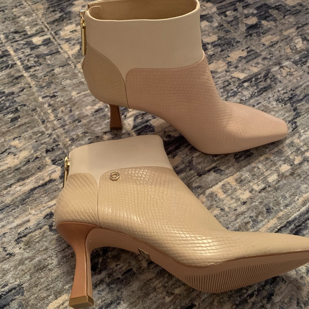 Beautiful 3” heel booties. Louise et cie - tan and cream, size 9